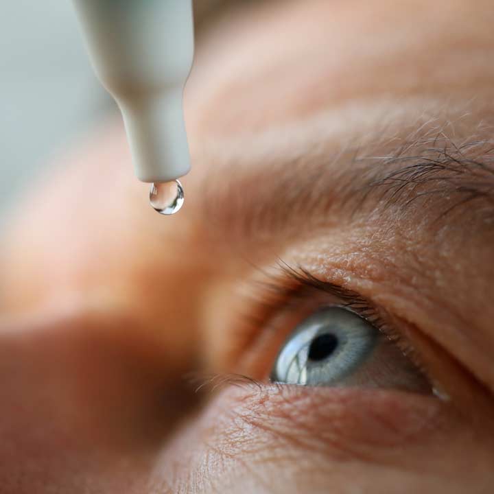Augenarzt in Wien verabreicht Augentropfen